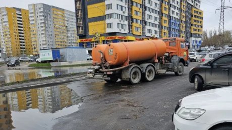 Спецтехника откачивает воду у «Лемана Про» и в Цыганском Поселке
