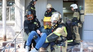 В Пензе на учениях из условного пожара спасли троих человек