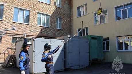 В Пензе на учениях из условного пожара спасли троих человек