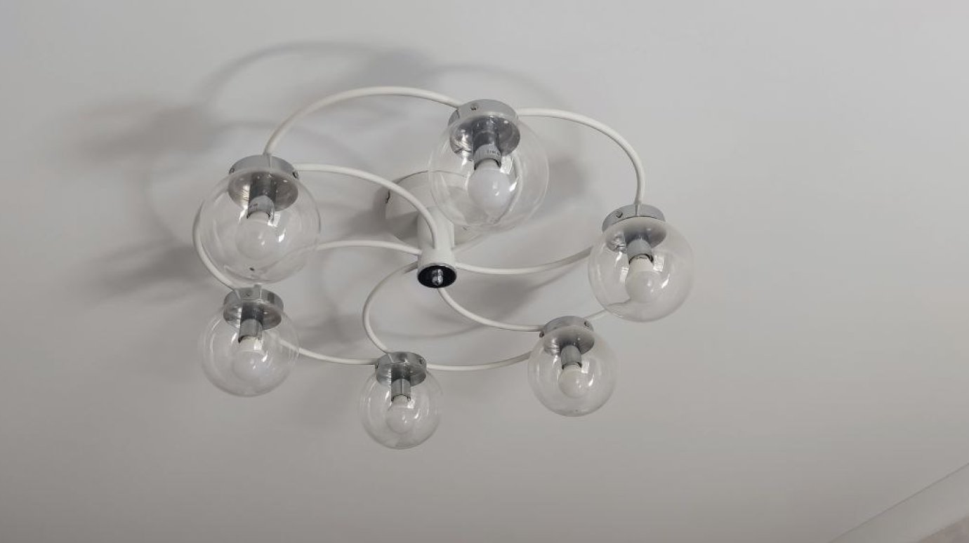 Нужно ли мыть натяжной потолок?