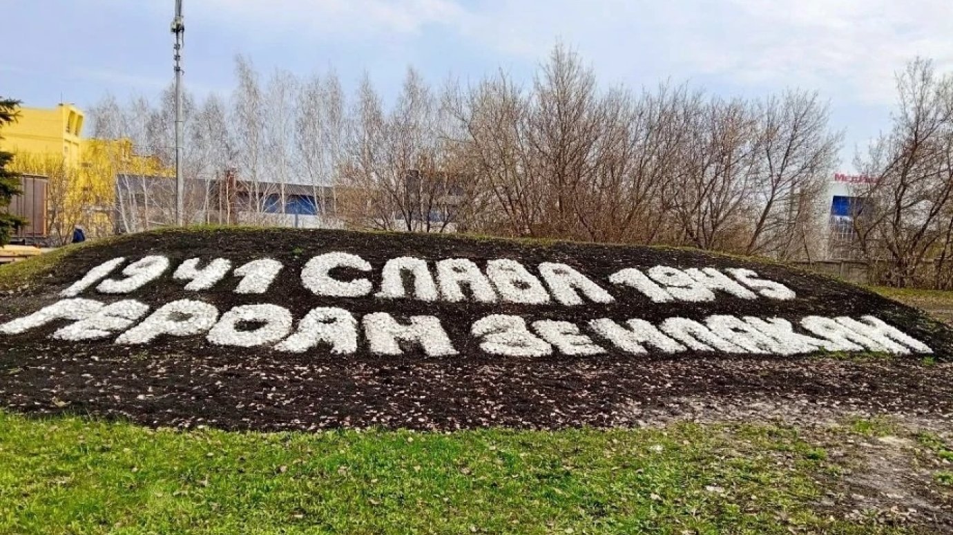 В Пензе решили освежить побелкой камни на газонах