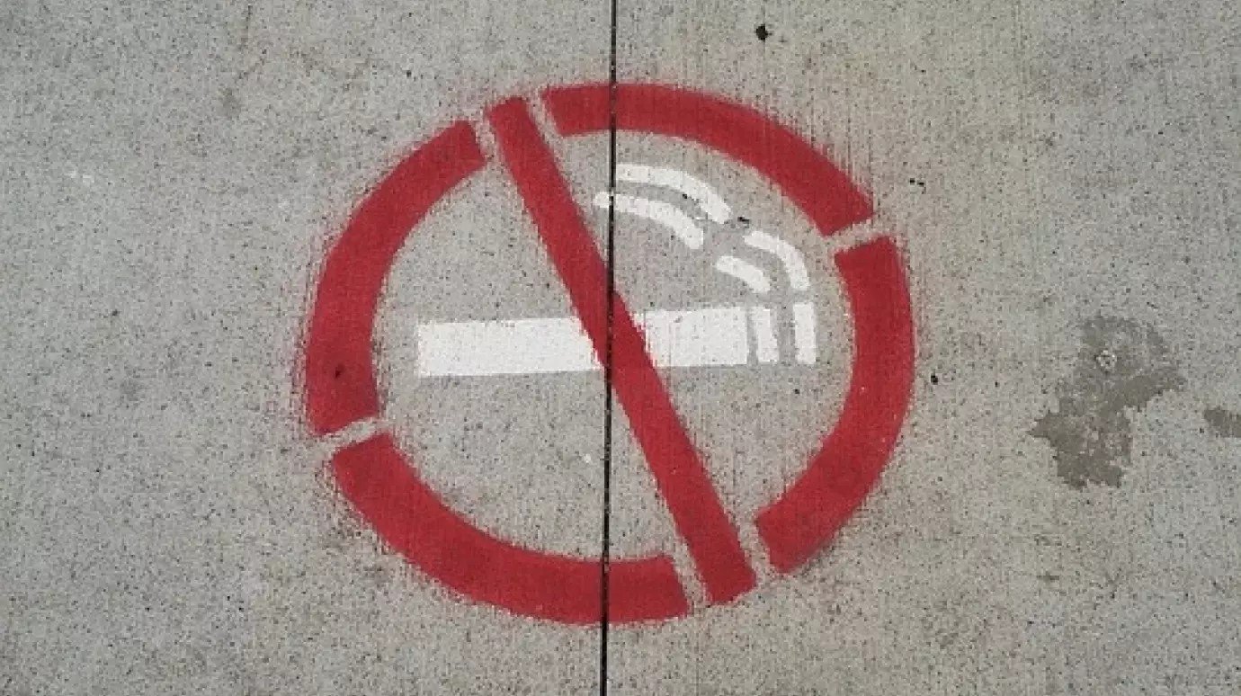 Названы способы борьбы с курящими в подъезде соседями