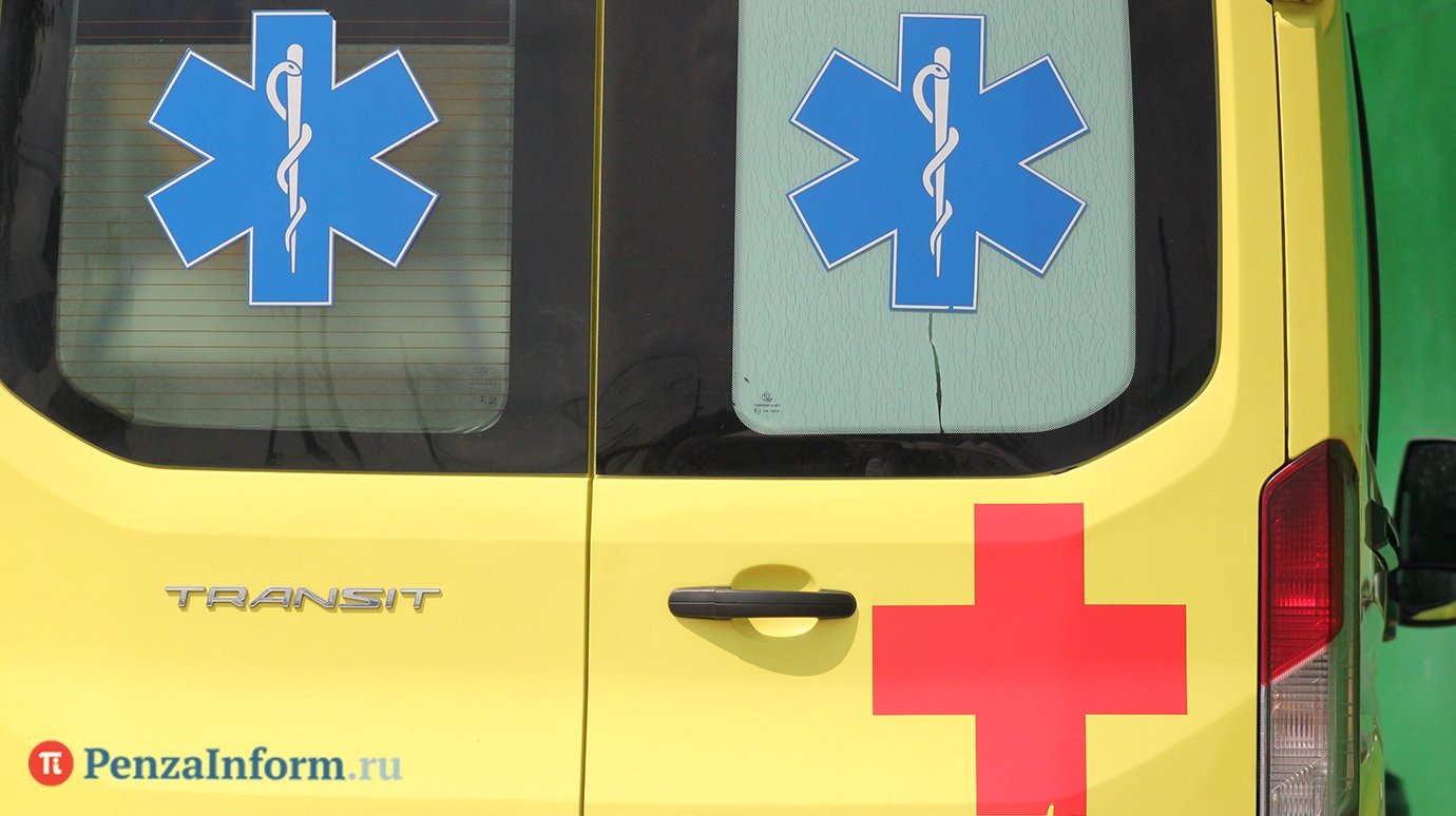 На улице Коммунистической в Пензе пенсионерка выпала из окна