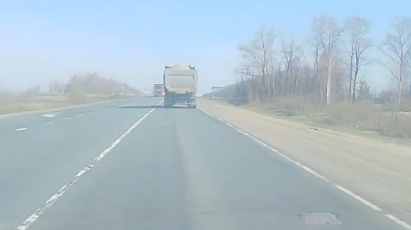 Под Саловкой груз с КамАЗов летит в лобовые стекла автомобилей