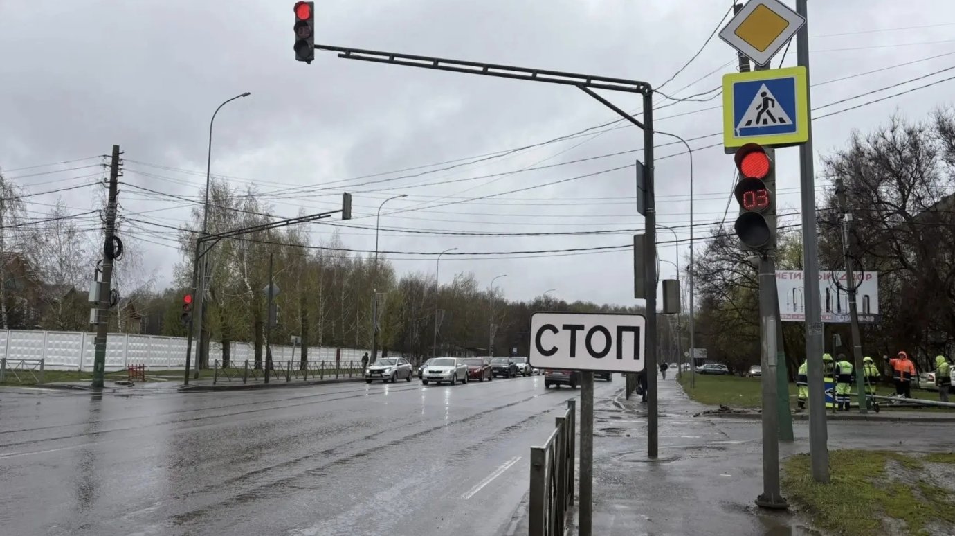 На улице Окружной восстанавливают работу светофора