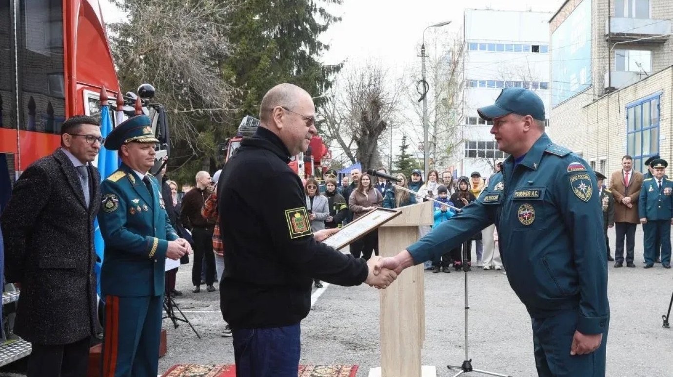 Олег Мельниченко поблагодарил пожарных за добросовестный труд