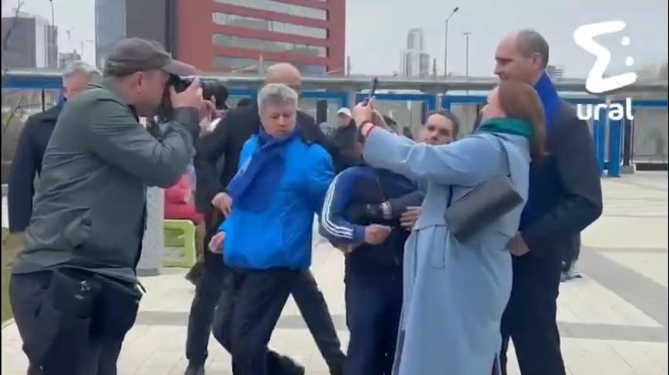 Попытка нападения на российского губернатора попала на видео