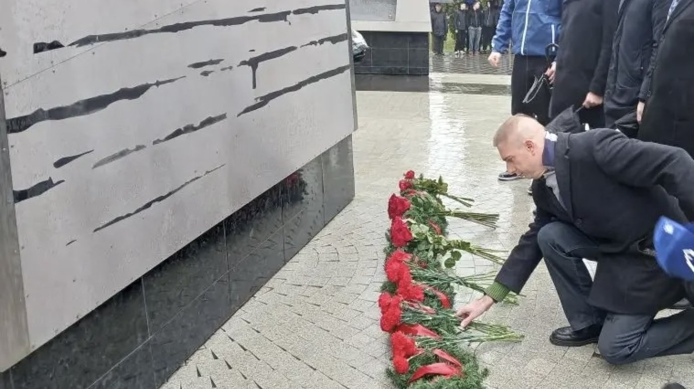 К стеле «Город трудовой доблести» возложили цветы