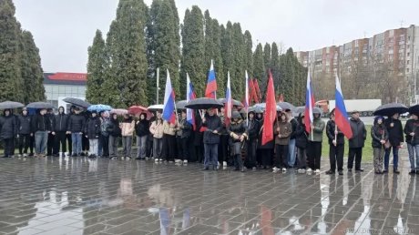 К стеле «Город трудовой доблести» возложили цветы