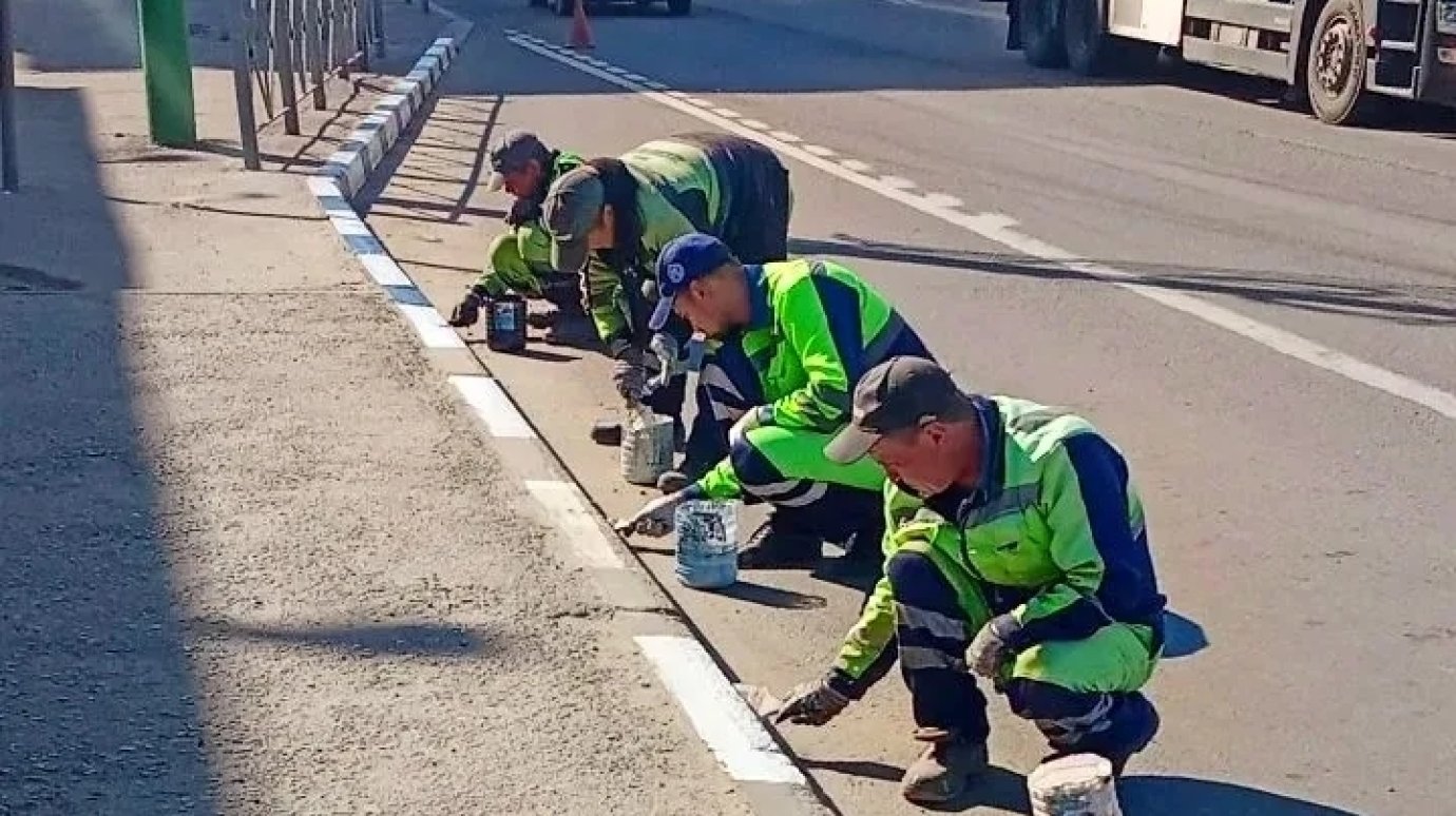 В Пензе красят ограждения мостов и бордюры