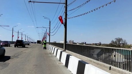В Пензе красят ограждения мостов и бордюры