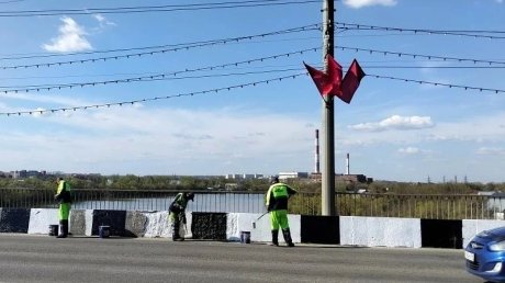 В Пензе красят ограждения мостов и бордюры