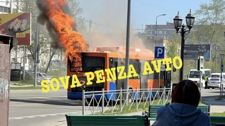 На улице Антонова в Пензе загорелся автобус № 82с