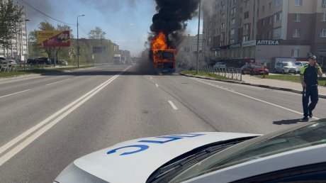 На улице Антонова в Пензе загорелся автобус № 82с