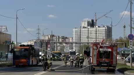 На улице Антонова в Пензе загорелся автобус № 82с