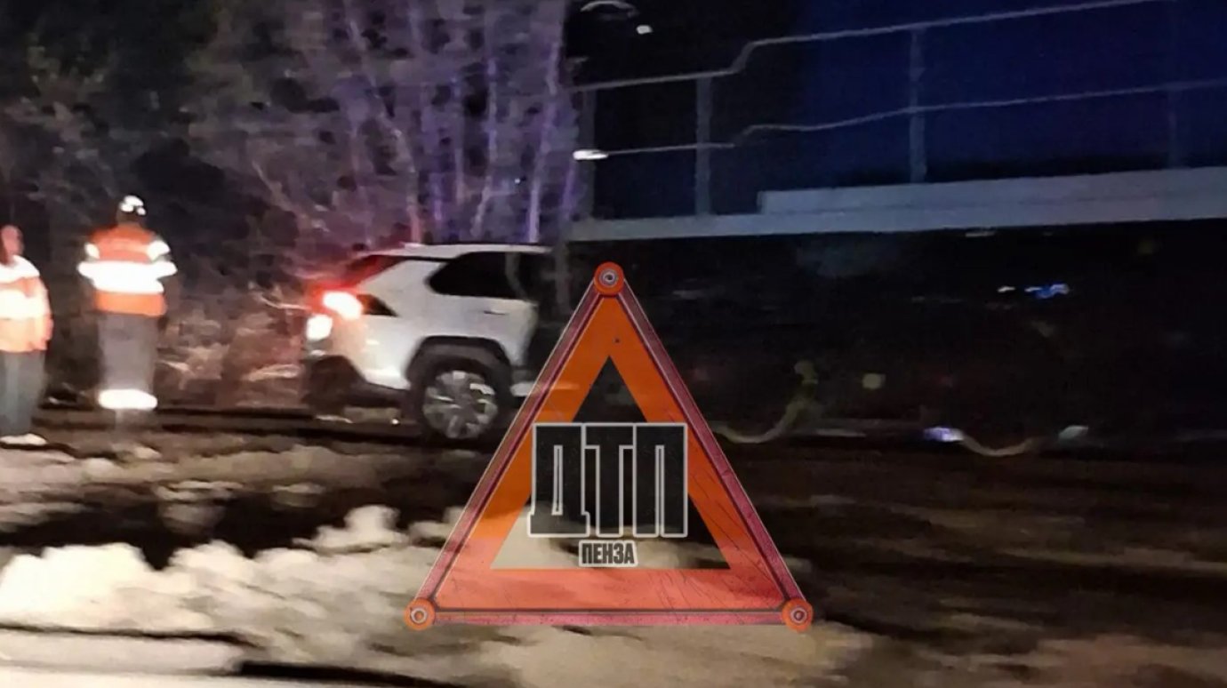 На улице Литвинова автомобиль Toyota попал под поезд