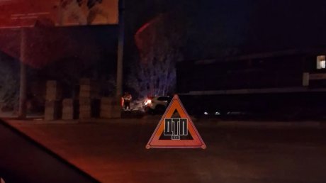 На улице Литвинова автомобиль Toyota попал под поезд