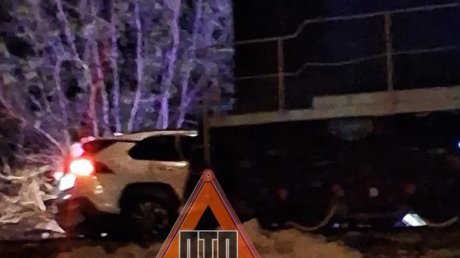 На улице Литвинова автомобиль Toyota попал под поезд