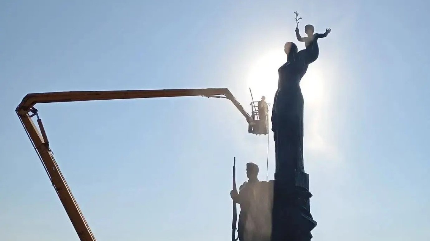 В Пензе к 9 Мая вымыли памятник Победы