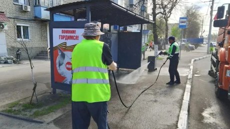 В Пензе к 9 Мая вымыли памятник Победы