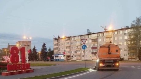 В Пензе к 9 Мая вымыли памятник Победы