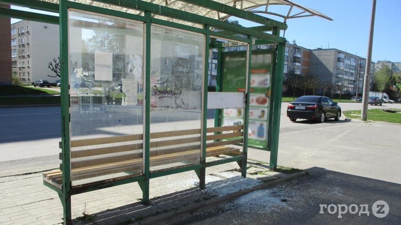 В Заречном подростки разбили стекло на остановке