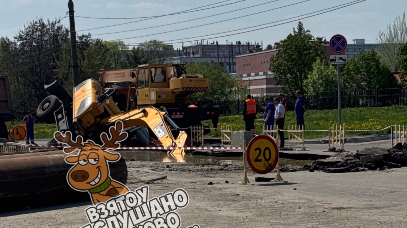 На улице Лозицкой спецтехника провалилась в «подземный мир»