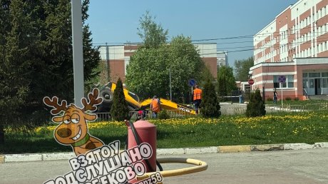 На улице Лозицкой спецтехника провалилась в «подземный мир»