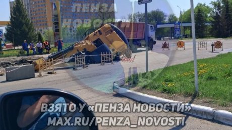 На улице Лозицкой спецтехника провалилась в «подземный мир»