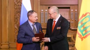 Олег Мельниченко вручил награды отличившимся землякам