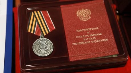 Олег Мельниченко вручил награды отличившимся землякам