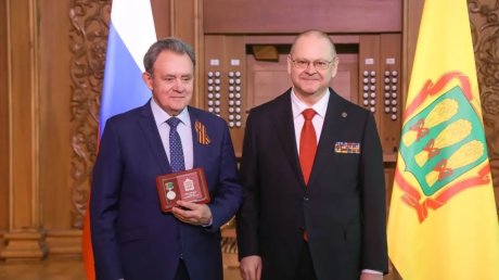 Олег Мельниченко вручил награды отличившимся землякам