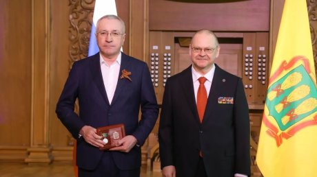 Олег Мельниченко вручил награды отличившимся землякам