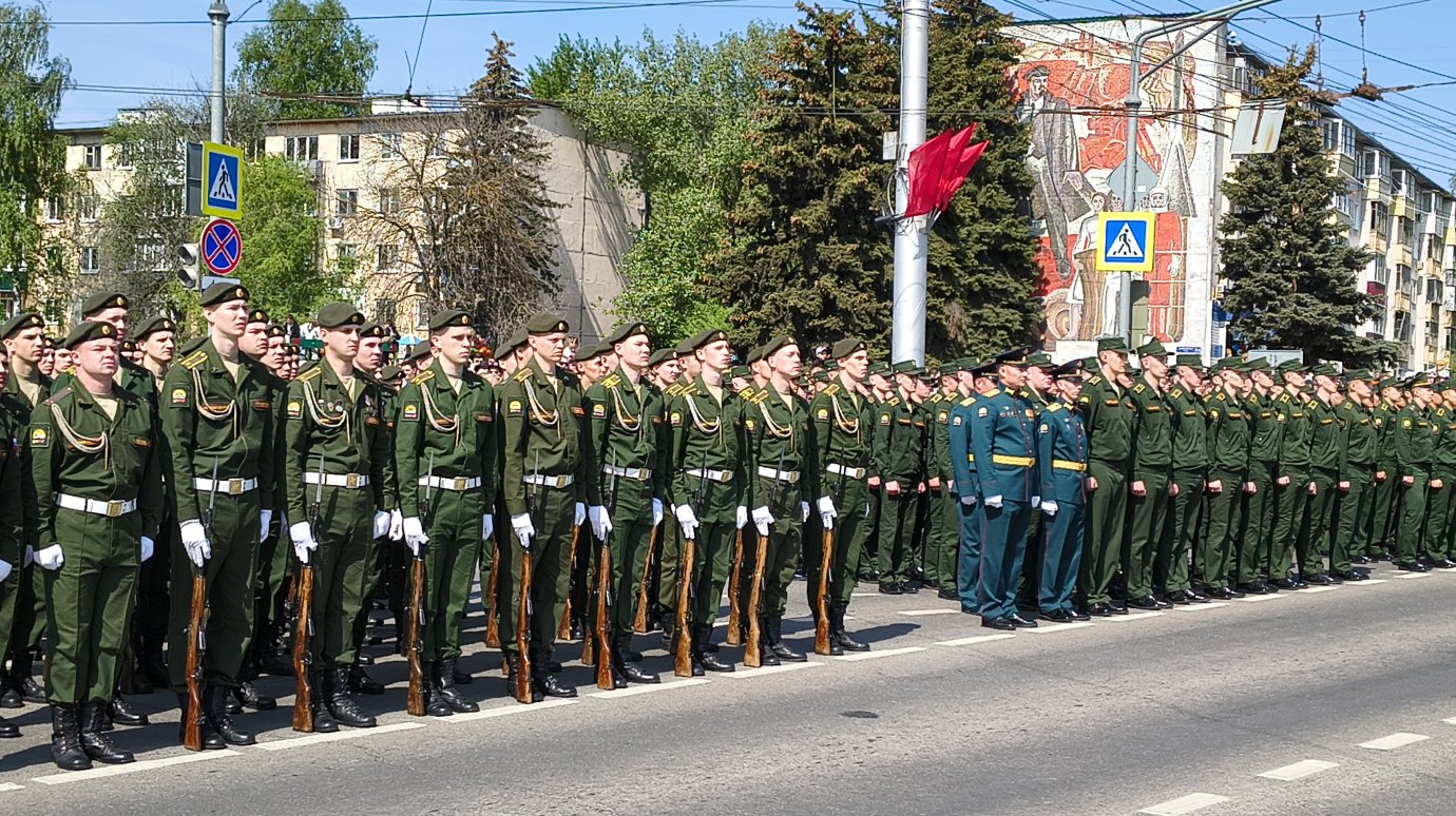 Пензенцы в День Победы возложили цветы к Вечному огню
