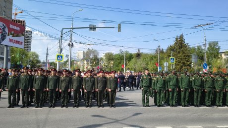Пензенцы в День Победы возложили цветы к Вечному огню