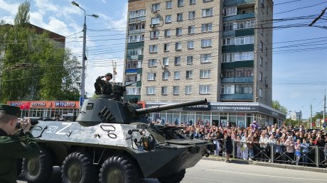 Пензенцы в День Победы возложили цветы к Вечному огню