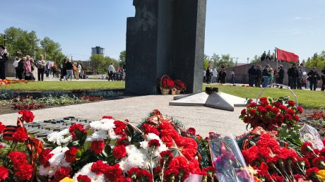 Пензенцы в День Победы возложили цветы к Вечному огню
