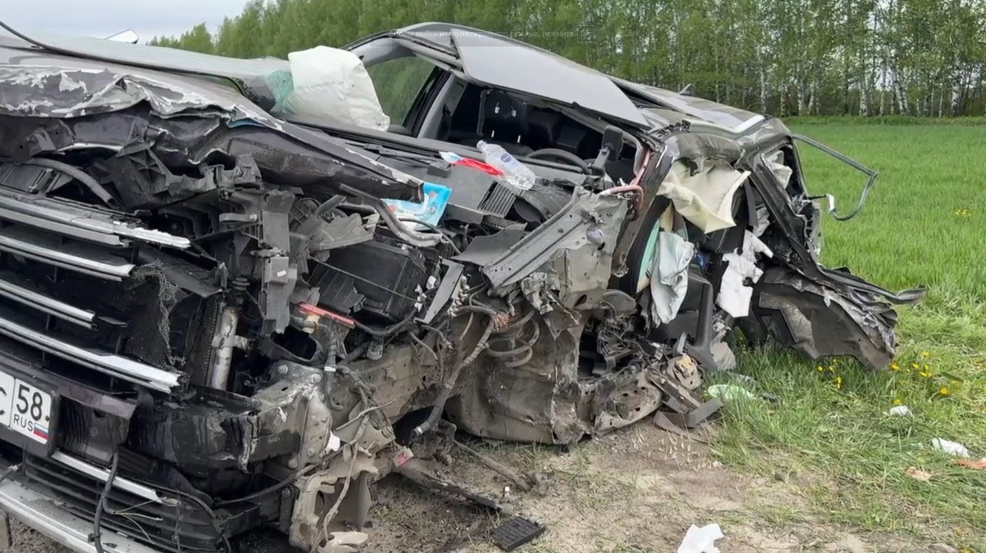 Появились новые кадры с места серьезной аварии в Пензенском районе