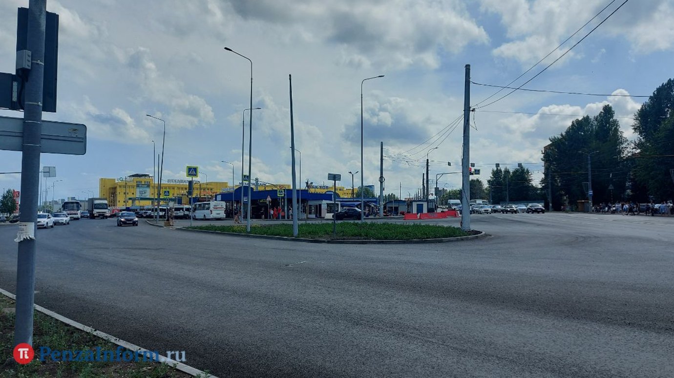 В Терновке торговцы размещают товары на шумозащитных экранах