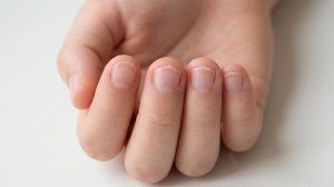 Как отучить ребенка грызть ногти без криков, горчицы и перца?