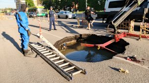 Из провала на проспекте Победы достали мотоцикл
