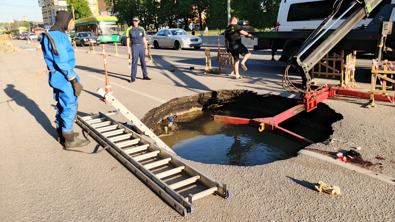 Из провала на проспекте Победы достали мотоцикл