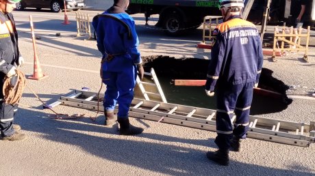 Из провала на проспекте Победы достали мотоцикл