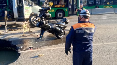 Из провала на проспекте Победы достали мотоцикл