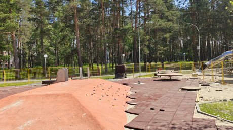 В сквере Демакова в Заречном укладывают резиновое покрытие