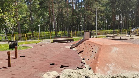 В сквере Демакова в Заречном укладывают резиновое покрытие