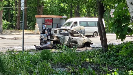 На улице Ленинградской в Пензе вспыхнул Nissan