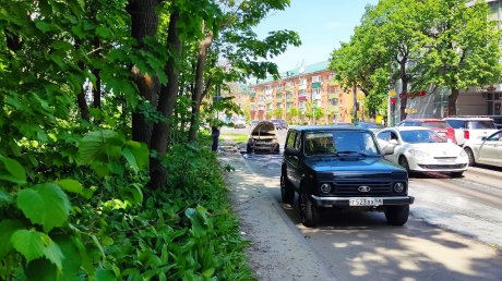 На улице Ленинградской в Пензе вспыхнул Nissan