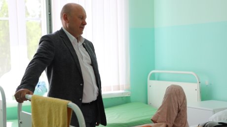 Вячеслав Космачев попробовал еду в областной детской больнице