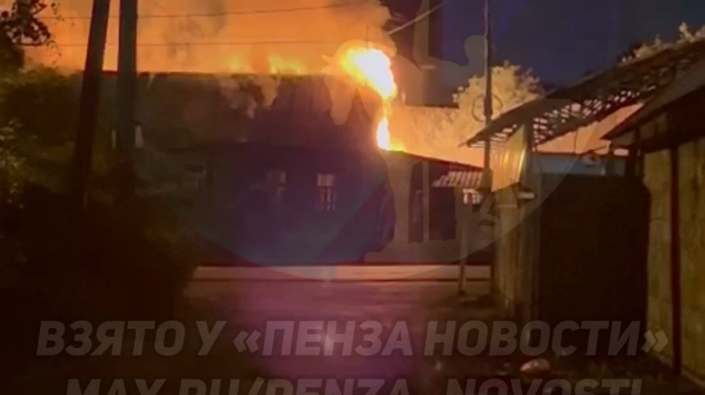 В Пензе при ночном пожаре сгорела кровля жилого дома